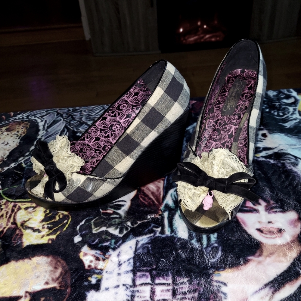 Ironfist Wedges Checkered Black and White